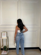 Load image into Gallery viewer, Light Wash Barrel Jeans
