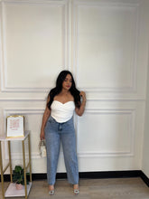 Load image into Gallery viewer, Light Wash Barrel Jeans
