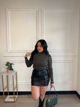 Load image into Gallery viewer, Oliva Turtle Neck
